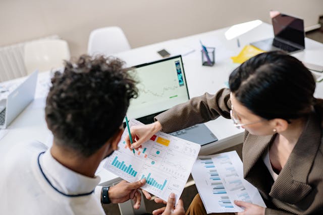 colleagues-looking-at-graphs